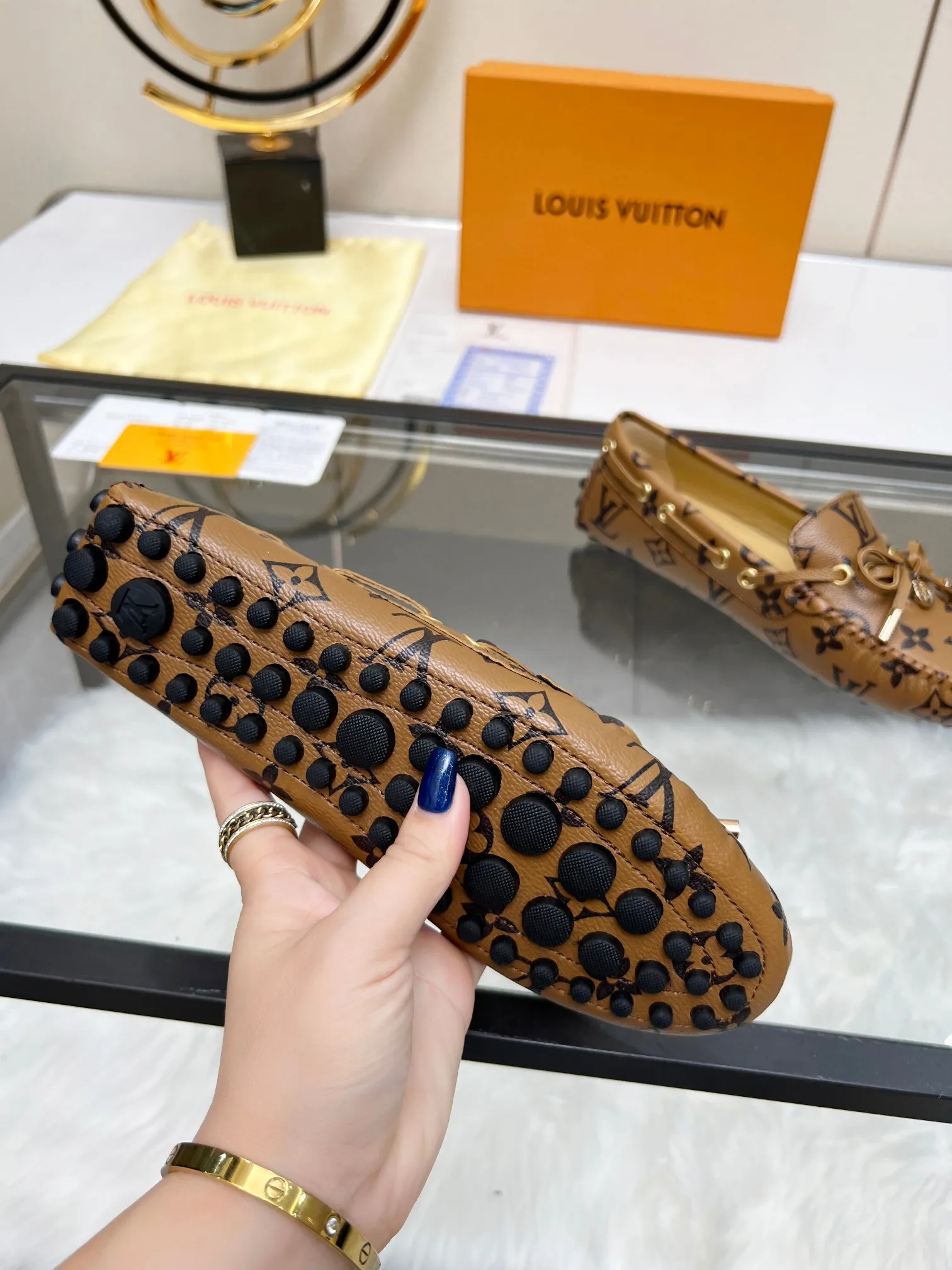 👟👟Ex-factory price 420👟👟 Lvui...Vuitt* on/】...Top purchasing agent, high version, counter 2023 spring, summer and autumn new color beanie shoes, imported fabrics, buckle bows, classic popular shoes. Lining: Sheepskin lining Color: Presbyopia Xingli Women's model: 35-42 standard size.